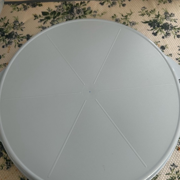 **** SOLD **** Tupperware Cake Taker - Picture 4 of 6